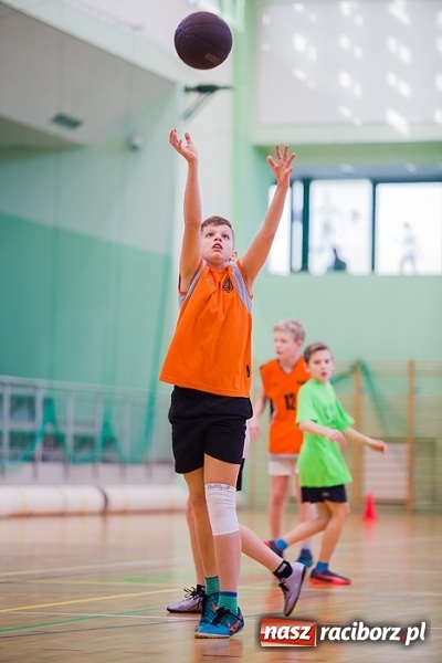 Zdjęcie w galerii na portalu naszraciborz.pl: Cztery drużyny rywalizowały w miejskim finale minikoszykówki chłopców w Arenie Rafako wiadomości z regionu