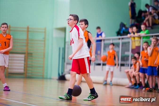 Zdjęcie w galerii na portalu naszraciborz.pl: Cztery drużyny rywalizowały w miejskim finale minikoszykówki chłopców w Arenie Rafako wiadomości z regionu