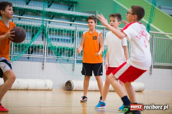 Zdjęcie w galerii na portalu naszraciborz.pl: Cztery drużyny rywalizowały w miejskim finale minikoszykówki chłopców w Arenie Rafako wiadomości z regionu