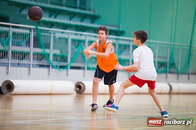 Zdjęcie w galerii na portalu naszraciborz.pl: Cztery drużyny rywalizowały w miejskim finale minikoszykówki chłopców w Arenie Rafako wiadomości z regionu