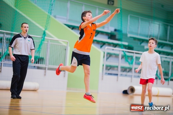 Zdjęcie w galerii na portalu naszraciborz.pl: Cztery drużyny rywalizowały w miejskim finale minikoszykówki chłopców w Arenie Rafako wiadomości z regionu