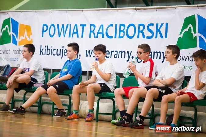 Zdjęcie w galerii na portalu naszraciborz.pl: Cztery drużyny rywalizowały w miejskim finale minikoszykówki chłopców w Arenie Rafako wiadomości z regionu
