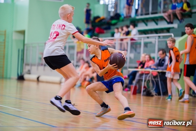 Zdjęcie w galerii na portalu naszraciborz.pl: Cztery drużyny rywalizowały w miejskim finale minikoszykówki chłopców w Arenie Rafako wiadomości z regionu