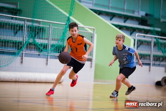 Zdjęcie w galerii na portalu naszraciborz.pl: Cztery drużyny rywalizowały w miejskim finale minikoszykówki chłopców w Arenie Rafako wiadomości z regionu