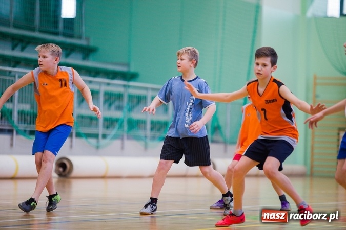 Zdjęcie w galerii na portalu naszraciborz.pl: Cztery drużyny rywalizowały w miejskim finale minikoszykówki chłopców w Arenie Rafako wiadomości z regionu