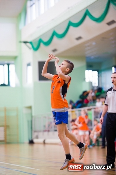 Zdjęcie w galerii na portalu naszraciborz.pl: Cztery drużyny rywalizowały w miejskim finale minikoszykówki chłopców w Arenie Rafako wiadomości z regionu