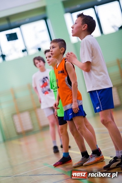 Zdjęcie w galerii na portalu naszraciborz.pl: Cztery drużyny rywalizowały w miejskim finale minikoszykówki chłopców w Arenie Rafako wiadomości z regionu