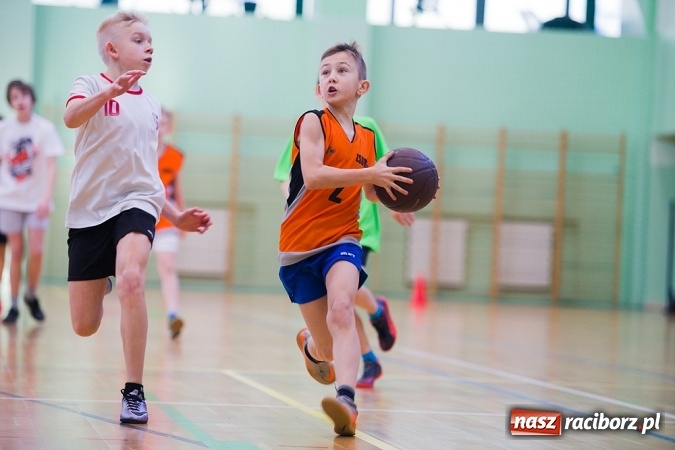 Zdjęcie w galerii na portalu naszraciborz.pl: Cztery drużyny rywalizowały w miejskim finale minikoszykówki chłopców w Arenie Rafako wiadomości z regionu