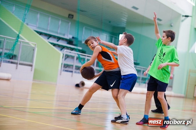 Zdjęcie w galerii na portalu naszraciborz.pl: Cztery drużyny rywalizowały w miejskim finale minikoszykówki chłopców w Arenie Rafako wiadomości z regionu