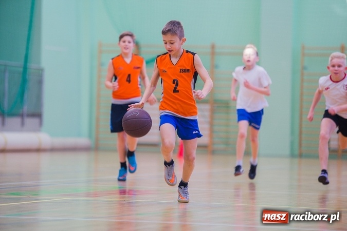 Zdjęcie w galerii na portalu naszraciborz.pl: Cztery drużyny rywalizowały w miejskim finale minikoszykówki chłopców w Arenie Rafako wiadomości z regionu