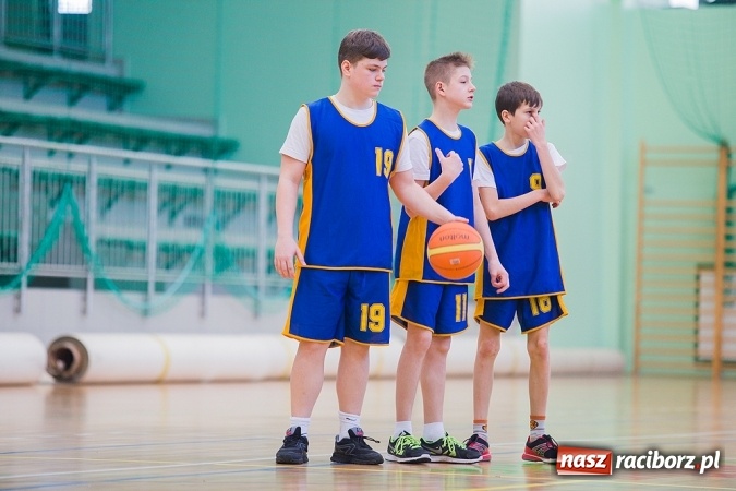 Zdjęcie w galerii na portalu naszraciborz.pl: Cztery drużyny rywalizowały w miejskim finale minikoszykówki chłopców w Arenie Rafako wiadomości z regionu