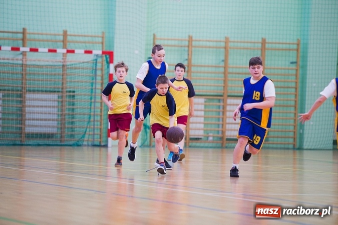 Zdjęcie w galerii na portalu naszraciborz.pl: Cztery drużyny rywalizowały w miejskim finale minikoszykówki chłopców w Arenie Rafako wiadomości z regionu