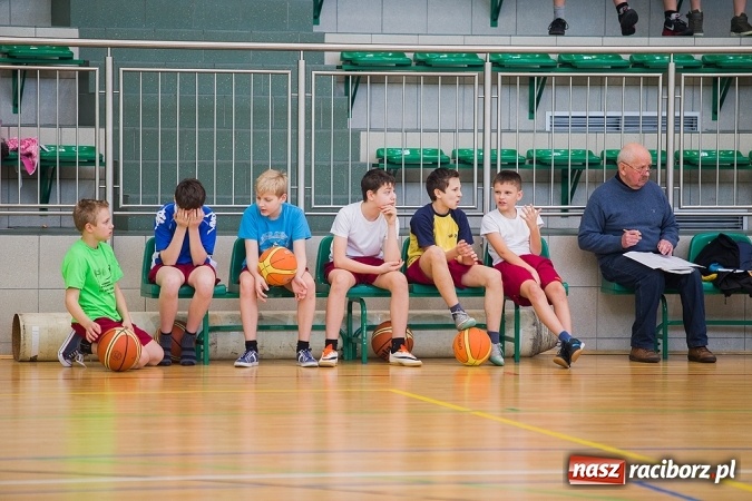 Zdjęcie w galerii na portalu naszraciborz.pl: Cztery drużyny rywalizowały w miejskim finale minikoszykówki chłopców w Arenie Rafako wiadomości z regionu