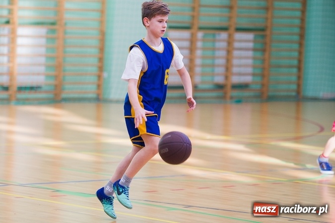 Zdjęcie w galerii na portalu naszraciborz.pl: Cztery drużyny rywalizowały w miejskim finale minikoszykówki chłopców w Arenie Rafako wiadomości z regionu