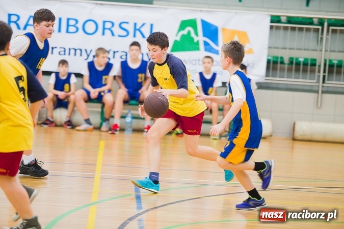 Zdjęcie w galerii na portalu naszraciborz.pl: Cztery drużyny rywalizowały w miejskim finale minikoszykówki chłopców w Arenie Rafako wiadomości z regionu