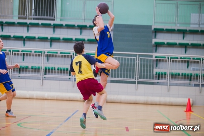 Zdjęcie w galerii na portalu naszraciborz.pl: Cztery drużyny rywalizowały w miejskim finale minikoszykówki chłopców w Arenie Rafako wiadomości z regionu