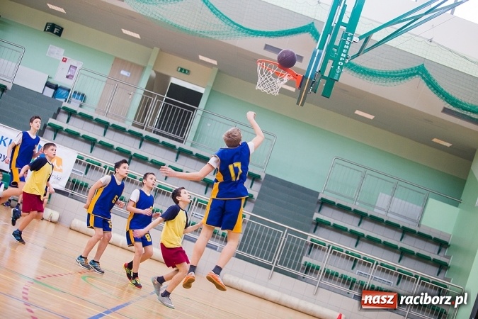 Zdjęcie w galerii na portalu naszraciborz.pl: Cztery drużyny rywalizowały w miejskim finale minikoszykówki chłopców w Arenie Rafako wiadomości z regionu