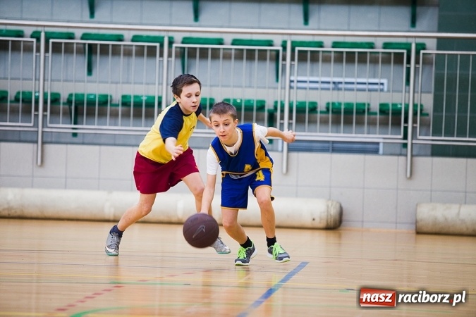 Zdjęcie w galerii na portalu naszraciborz.pl: Cztery drużyny rywalizowały w miejskim finale minikoszykówki chłopców w Arenie Rafako wiadomości z regionu