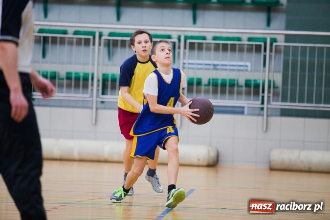 Zdjęcie w galerii na portalu naszraciborz.pl: Cztery drużyny rywalizowały w miejskim finale minikoszykówki chłopców w Arenie Rafako wiadomości z regionu