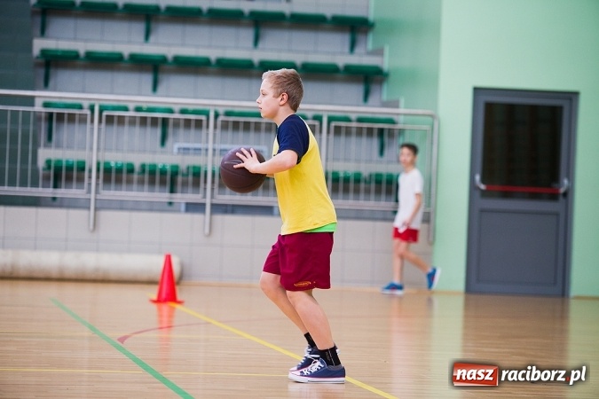 Zdjęcie w galerii na portalu naszraciborz.pl: Cztery drużyny rywalizowały w miejskim finale minikoszykówki chłopców w Arenie Rafako wiadomości z regionu