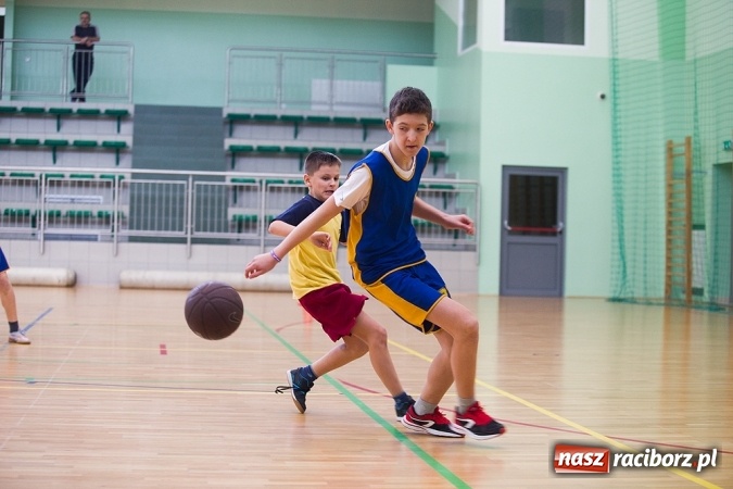 Zdjęcie w galerii na portalu naszraciborz.pl: Cztery drużyny rywalizowały w miejskim finale minikoszykówki chłopców w Arenie Rafako wiadomości z regionu