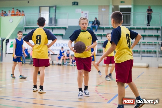 Zdjęcie w galerii na portalu naszraciborz.pl: Cztery drużyny rywalizowały w miejskim finale minikoszykówki chłopców w Arenie Rafako wiadomości z regionu