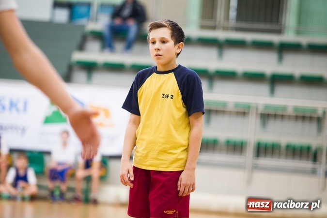 Zdjęcie w galerii na portalu naszraciborz.pl: Cztery drużyny rywalizowały w miejskim finale minikoszykówki chłopców w Arenie Rafako wiadomości z regionu