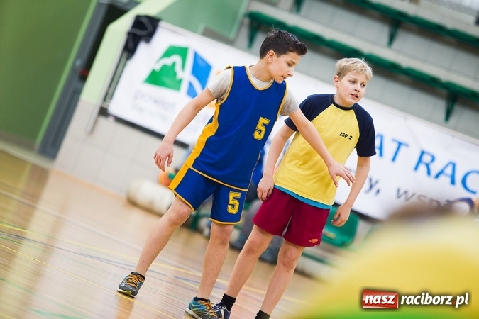 Zdjęcie w galerii na portalu naszraciborz.pl: Cztery drużyny rywalizowały w miejskim finale minikoszykówki chłopców w Arenie Rafako wiadomości z regionu