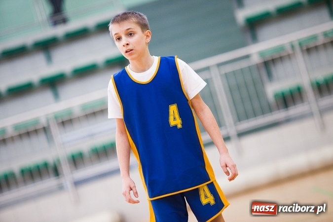 Zdjęcie w galerii na portalu naszraciborz.pl: Cztery drużyny rywalizowały w miejskim finale minikoszykówki chłopców w Arenie Rafako wiadomości z regionu