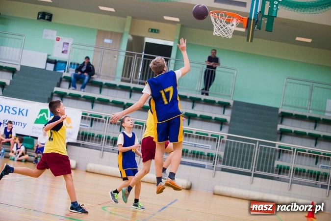 Zdjęcie w galerii na portalu naszraciborz.pl: Cztery drużyny rywalizowały w miejskim finale minikoszykówki chłopców w Arenie Rafako wiadomości z regionu