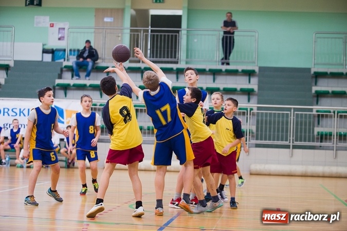 Zdjęcie w galerii na portalu naszraciborz.pl: Cztery drużyny rywalizowały w miejskim finale minikoszykówki chłopców w Arenie Rafako wiadomości z regionu
