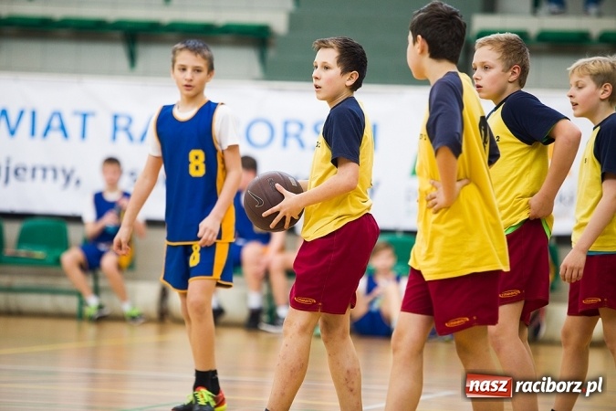 Zdjęcie w galerii na portalu naszraciborz.pl: Cztery drużyny rywalizowały w miejskim finale minikoszykówki chłopców w Arenie Rafako wiadomości z regionu