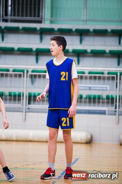 Zdjęcie w galerii na portalu naszraciborz.pl: Cztery drużyny rywalizowały w miejskim finale minikoszykówki chłopców w Arenie Rafako wiadomości z regionu