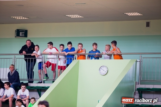 Zdjęcie w galerii na portalu naszraciborz.pl: Cztery drużyny rywalizowały w miejskim finale minikoszykówki chłopców w Arenie Rafako wiadomości z regionu