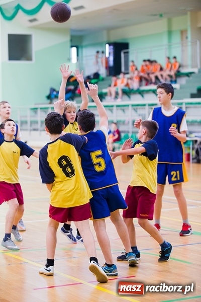 Zdjęcie w galerii na portalu naszraciborz.pl: Cztery drużyny rywalizowały w miejskim finale minikoszykówki chłopców w Arenie Rafako wiadomości z regionu