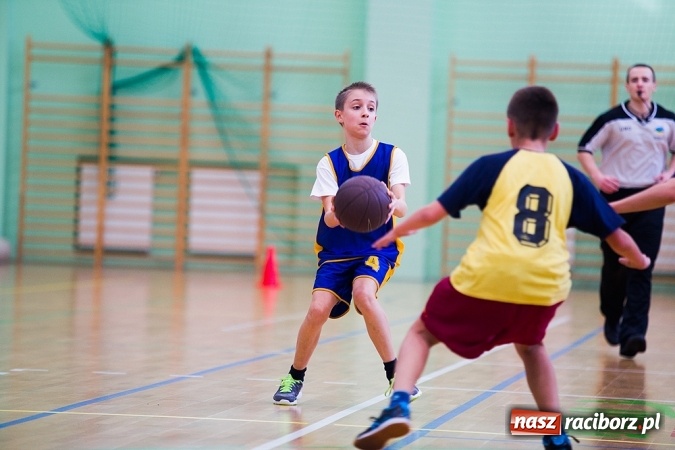 Zdjęcie w galerii na portalu naszraciborz.pl: Cztery drużyny rywalizowały w miejskim finale minikoszykówki chłopców w Arenie Rafako wiadomości z regionu