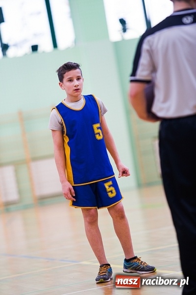 Zdjęcie w galerii na portalu naszraciborz.pl: Cztery drużyny rywalizowały w miejskim finale minikoszykówki chłopców w Arenie Rafako wiadomości z regionu