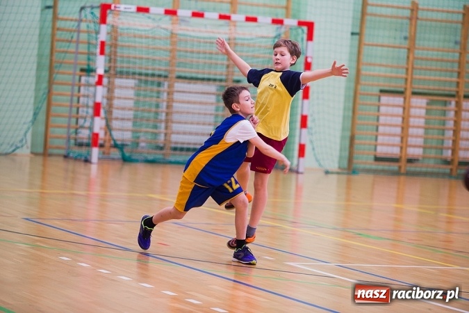 Zdjęcie w galerii na portalu naszraciborz.pl: Cztery drużyny rywalizowały w miejskim finale minikoszykówki chłopców w Arenie Rafako wiadomości z regionu