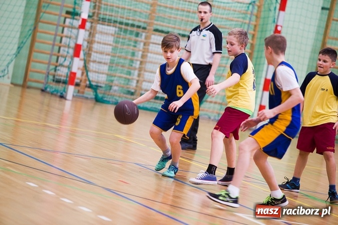Zdjęcie w galerii na portalu naszraciborz.pl: Cztery drużyny rywalizowały w miejskim finale minikoszykówki chłopców w Arenie Rafako wiadomości z regionu