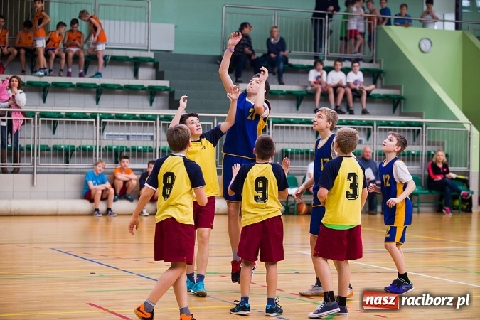 Zdjęcie w galerii na portalu naszraciborz.pl: Cztery drużyny rywalizowały w miejskim finale minikoszykówki chłopców w Arenie Rafako wiadomości z regionu