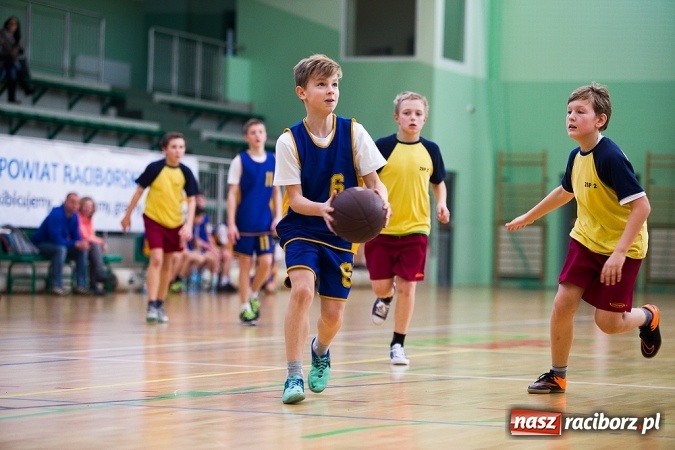 Zdjęcie w galerii na portalu naszraciborz.pl: Cztery drużyny rywalizowały w miejskim finale minikoszykówki chłopców w Arenie Rafako wiadomości z regionu