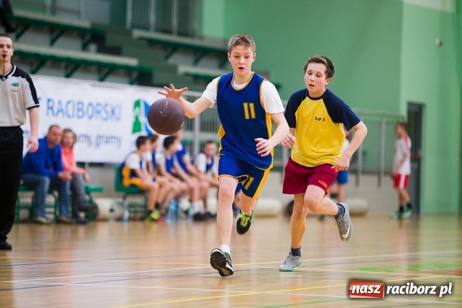Zdjęcie w galerii na portalu naszraciborz.pl: Cztery drużyny rywalizowały w miejskim finale minikoszykówki chłopców w Arenie Rafako wiadomości z regionu