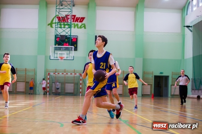 Zdjęcie w galerii na portalu naszraciborz.pl: Cztery drużyny rywalizowały w miejskim finale minikoszykówki chłopców w Arenie Rafako wiadomości z regionu