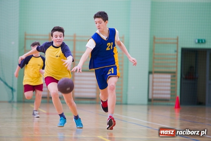 Zdjęcie w galerii na portalu naszraciborz.pl: Cztery drużyny rywalizowały w miejskim finale minikoszykówki chłopców w Arenie Rafako wiadomości z regionu