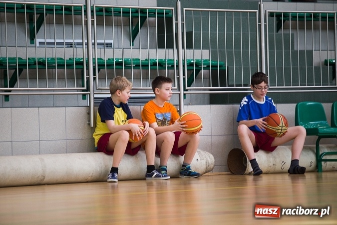 Zdjęcie w galerii na portalu naszraciborz.pl: Cztery drużyny rywalizowały w miejskim finale minikoszykówki chłopców w Arenie Rafako wiadomości z regionu