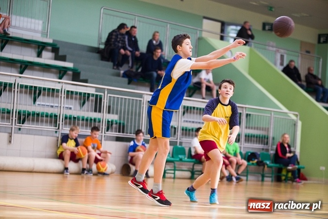 Zdjęcie w galerii na portalu naszraciborz.pl: Cztery drużyny rywalizowały w miejskim finale minikoszykówki chłopców w Arenie Rafako wiadomości z regionu