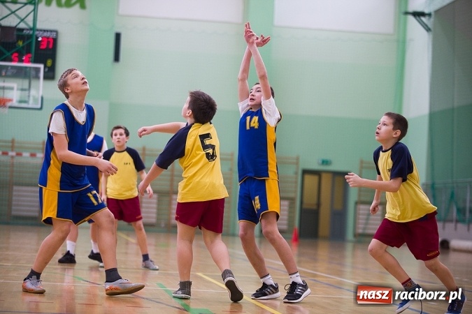 Zdjęcie w galerii na portalu naszraciborz.pl: Cztery drużyny rywalizowały w miejskim finale minikoszykówki chłopców w Arenie Rafako wiadomości z regionu