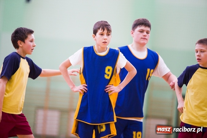 Zdjęcie w galerii na portalu naszraciborz.pl: Cztery drużyny rywalizowały w miejskim finale minikoszykówki chłopców w Arenie Rafako wiadomości z regionu