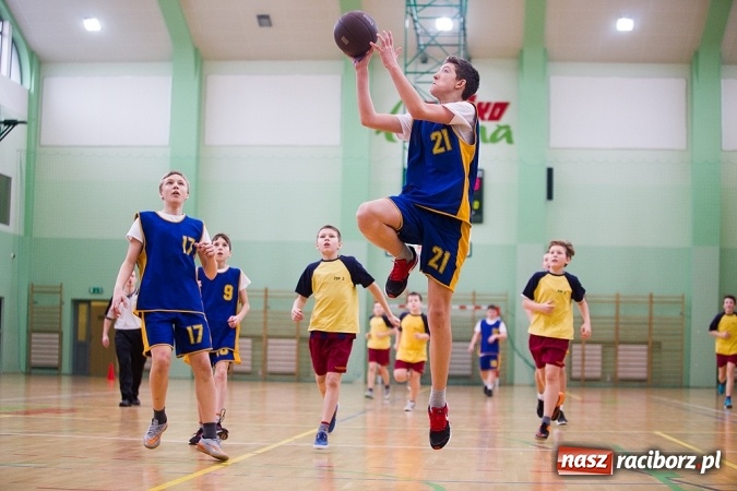 Zdjęcie w galerii na portalu naszraciborz.pl: Cztery drużyny rywalizowały w miejskim finale minikoszykówki chłopców w Arenie Rafako wiadomości z regionu