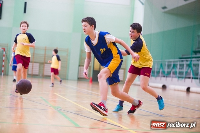 Zdjęcie w galerii na portalu naszraciborz.pl: Cztery drużyny rywalizowały w miejskim finale minikoszykówki chłopców w Arenie Rafako wiadomości z regionu